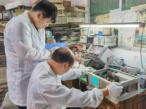 維修工程師正在維修圖片